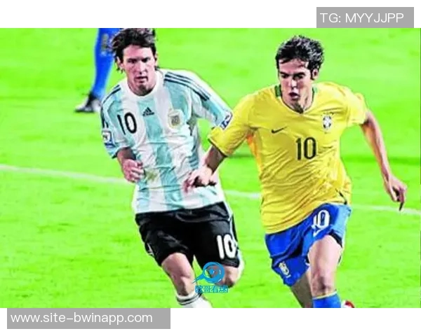 梅西带球遭对手侵犯痛苦倒地裁判却无动于衷引发争议