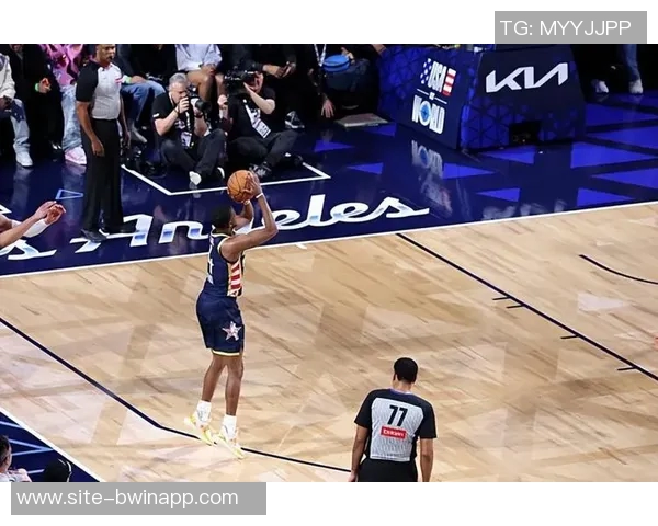 福克斯称赞伦纳德技术水平或可跻身篮坛历史前十无人敢单防他的实力